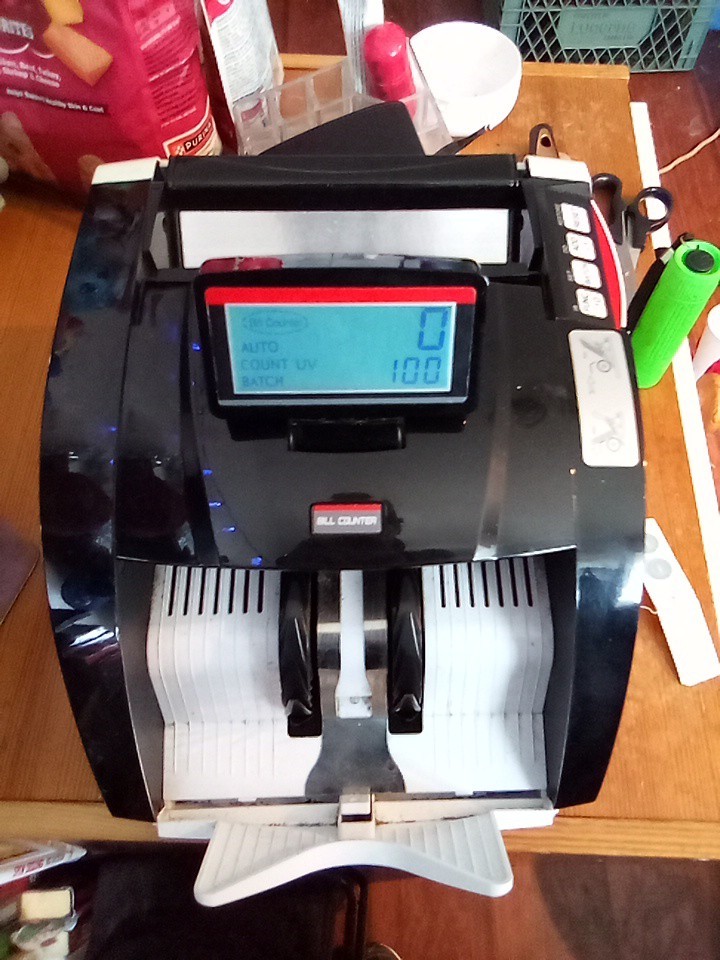 Donavans Expensive Bill Counter Counts Has Much Bills It Can Hold