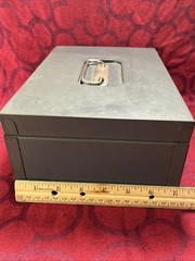 Vintage Steelmaster Metal Cash Box Art Steel Co. Heavy Duty w Working Key -9662