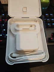 Shopify Chip & Swipe Reader White with case and charging cable – iOS and Android