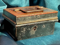 Vintage Metal Lockable Portable Cash Box w/ Carry Handle & Keyhole Lock